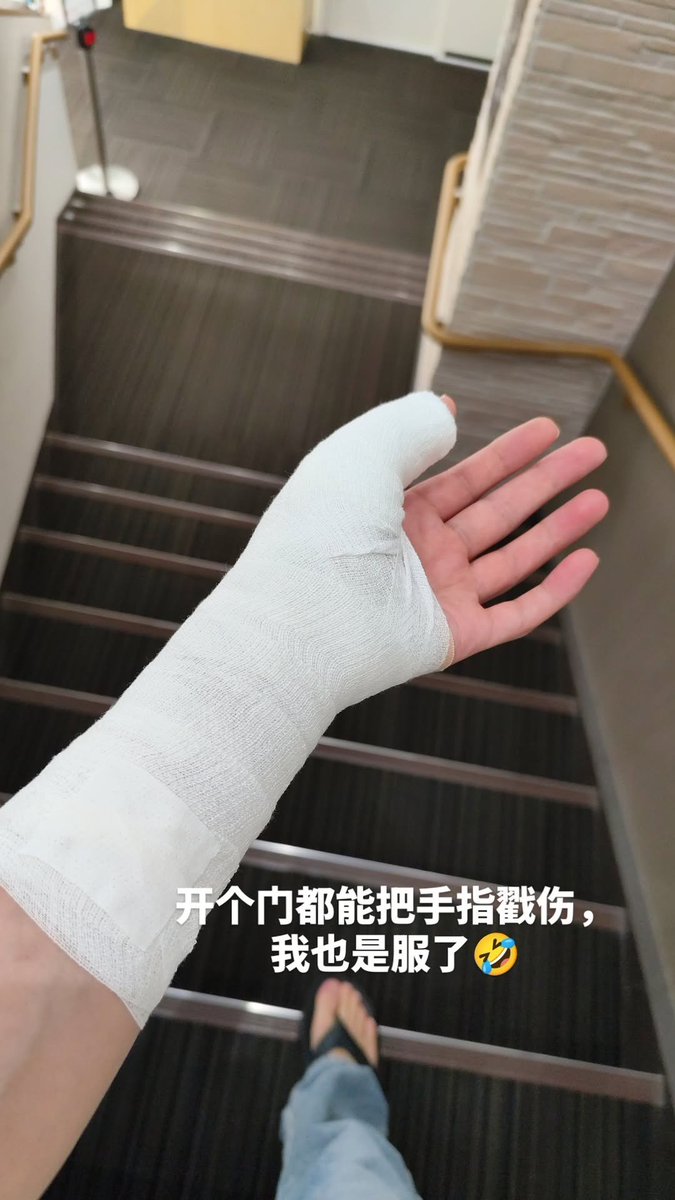 Angela_is_god's tweet photo. 日本戻ってきて数日、、、
普通に扉開けようとしたら突き指して、、、、、、＼(^o^)／ https://t.co/IxY6o9RzZ0