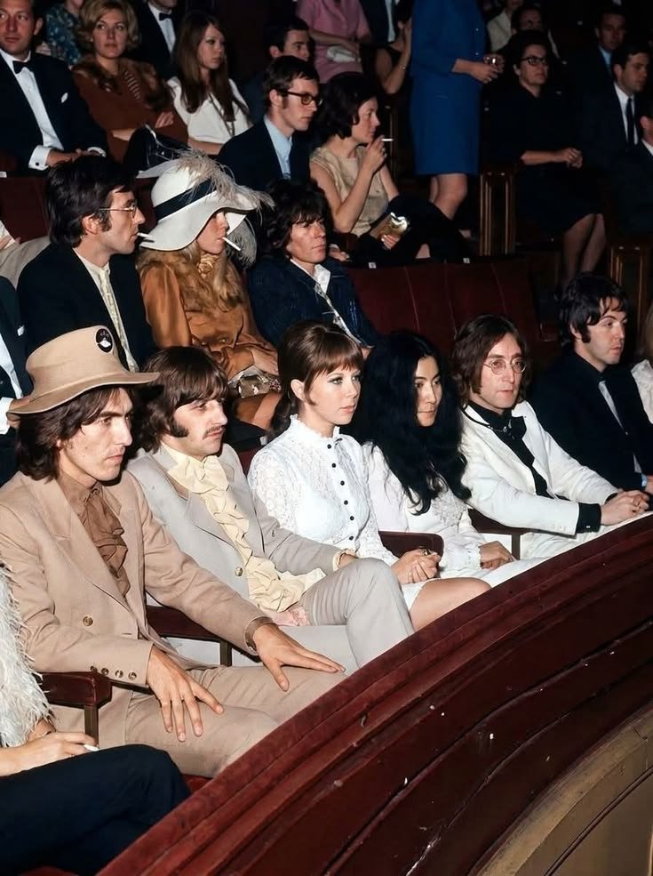 SgtPepper1710's tweet photo. George, Ringo, Maureen, Yoko, John and Paul at the premiere of "Yellow Submarine" at The London Pavilion, 17th July 1968
#TheBeatles https://t.co/sV3UTxohOE