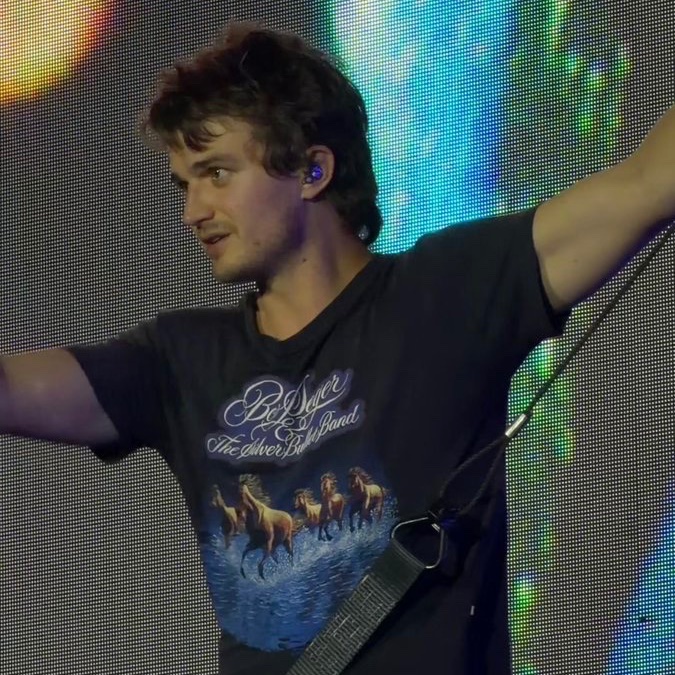 DJOLLANOV's tweet photo. i truly think we as a society need to have a genuine conversation about just how unfairly gorgeous joe keery is. like it’s actually getting fucking ridiculous https://t.co/pEI7FtyIor
