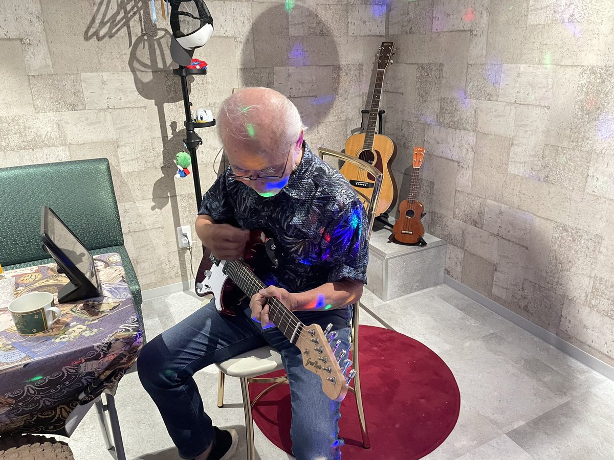koeisha's tweet photo. カラオケの合間に、生ギター始まりました🎶🎸

昼カラオケしています。
明日、12時からお待ちしています。

#スリーベルズ　#昼カラオケ　#カラオケ喫茶　#練馬春日町　#練馬平和台 https://t.co/xjyMaKCd0E