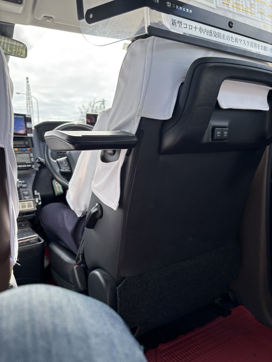 passionprotein's tweet photo. タクシー呼んだら、少し落ち着きのない運転するから、
「あー、ハズレかなー？」
と、落ち込んでいたら…
「この道混んでますので、裏道から行きますねー」
まあ、スイスイ進む進む！
おかけで、余裕を持って空港に到着！
運転手さん、疑ってごめんなさい。
素晴らしいタクシードライバーさんでした。 https://t.co/MZzWAvDczT
