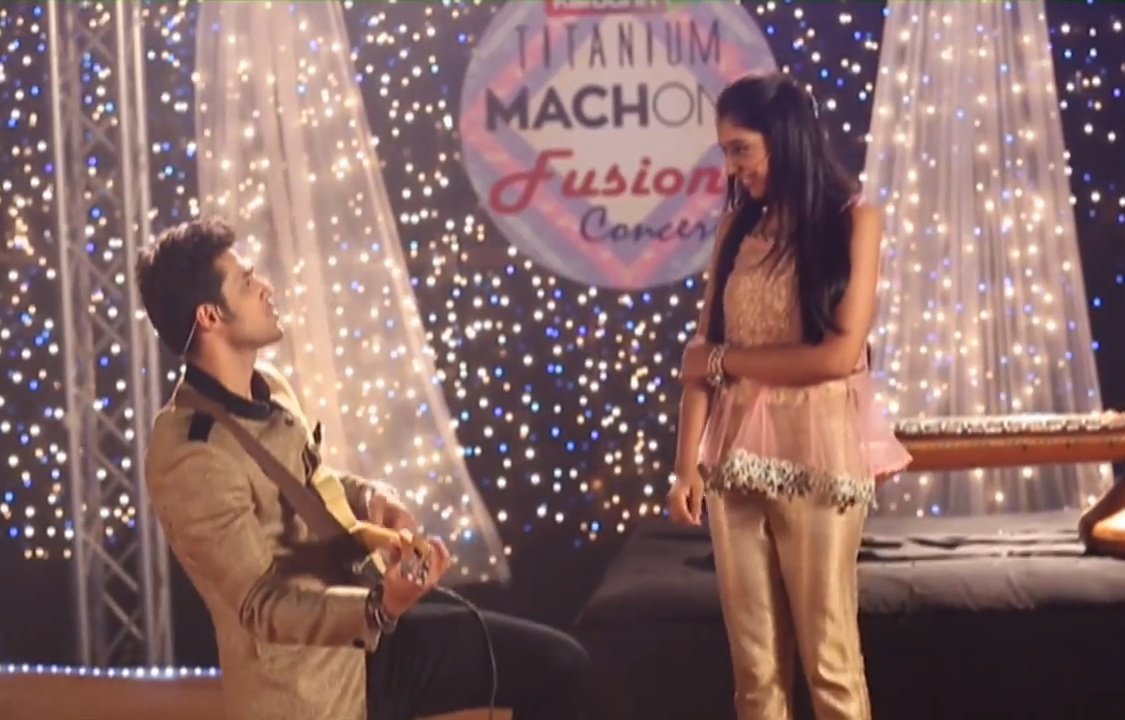 Akhiawal's tweet photo. Always on his knees for her🤌🏻

#MaNan #KaisiYehYaariaan https://t.co/o6fHKDi91P
