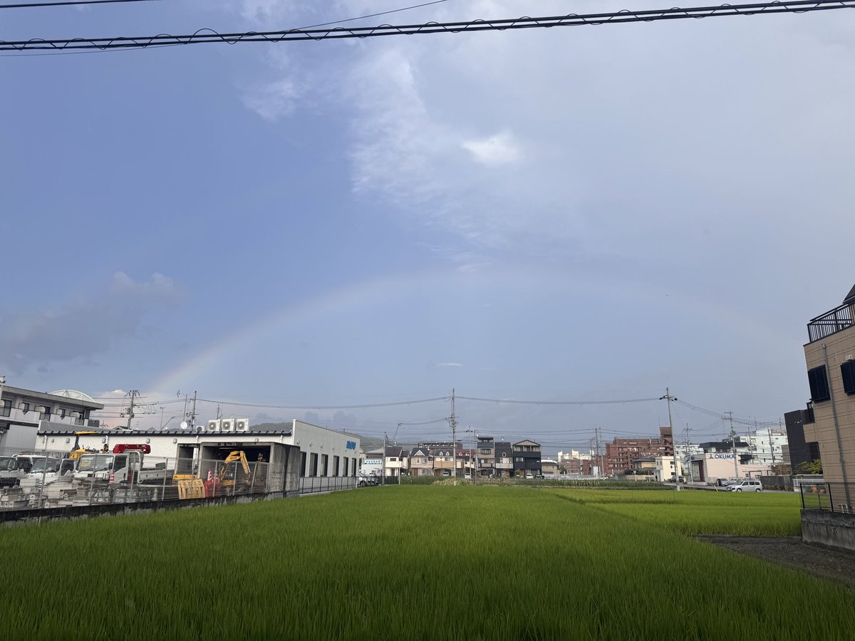 otanimonika's tweet photo. 虹出てた！🌈
雷めっちゃ鳴ってて怖かったです😱 https://t.co/FtFxWXLJUG
