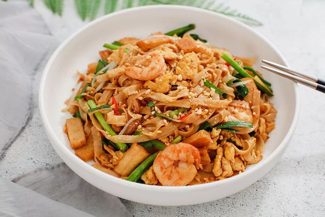 mohammed7743673's tweet photo. Treat your taste buds to authentic Thai pad thai with crispy tofu, fresh lime, and crushed peanuts tonight—vibrant, sweet-savory comfort in every bite!， https://t.co/8t9MTEQk6V
