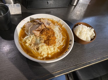 kamata9995's tweet photo. オツカレサマでつ　Jでつ
昨日の晩御飯は駒込二郎系「マジックの道」で『魔女が創ったにゃんにゃん味噌ラーメン』ですた♪
最近「ちゃん系」ばっかり食ってたから…ガツンとパンチ効いたやつ食いたくなってねぇｗ
ニンニク/あぶら増しで( *´艸｀)
もちのろんで白飯ドボン💦
つか…二郎系で味噌あるのね https://t.co/ztudMZVEVs