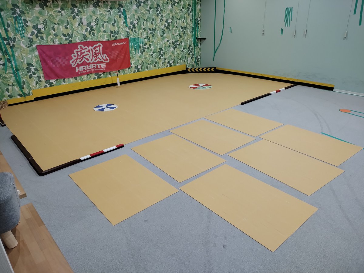 Mihara_circuit's tweet photo. 東リのこのカラーのマチコVが
お安く販売されてたので
お試しにと
200枚を購入
現状のタイルカーペットは
色々理由があって剥がせないので
この形にはなるんですが
なかなか感触はよいです✨
#pタイル 
#ラジドリサーキット https://t.co/ApZVy52H39