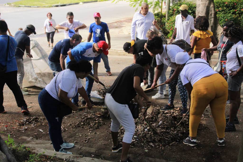 Colina_CTCuba's tweet photo. 🇨🇺En un fin de semana dedicado a la higienización y la producción de alimentos, nuestros trabajadores en todo el país unieron fuerzas para aportar en cada comunidad y avenida.

#PorCubaJuntosCreamos https://t.co/mrXRpTaKgf