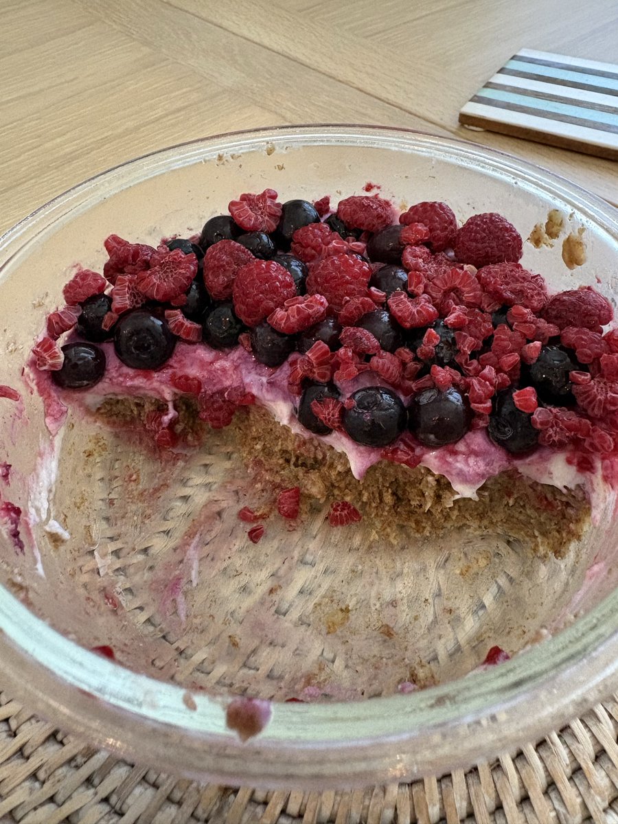 gymmaxxfit's tweet photo. The lore of the Weetabix cheesecake concoction recipe. Some are calling this the greatest tasting macro friendly sweet treat known to man. If you love cheesecake and still want to get shredded and build muscle then you need to try this. Sweet vanilla and blueberry topping with a sweet cake batter base made of ingredients to power you through a workout.

Calories: 760

Carbs 142g | Fat 4g | Protein 42g

Ingredients:
1 banana 
70ml skimmed milk
20g oats 
80g Weetabix 
150g Greek 0% yoghurt 
15g vanilla whey protein 
100g frozen blueberries or fruits of choice 
20g honey

Method:

-Add 1 banana to a bowl and mash it up good until it’s a paste.
-Add 70ml of milk and 20g honey and mix together
-Add 20g oats and stir together.
-Add 80g of Weetabix (around 4 biscuits) and mash together until it forms a batter type consistency. 
-Flatten it down with a spoon and smooth over the top. 
-Mix 150g Greek yoghurt and 15g vanilla way together in a separate bowl for the frosting and spread evenly over the batter base.
-Top with 100g of frozen blueberries or fruits of choice.
-Put in the fridge overnight and enjoy!