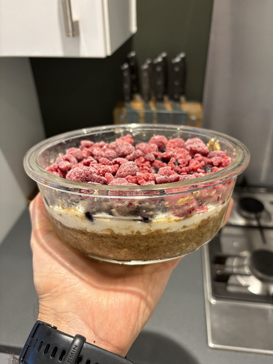 gymmaxxfit's tweet photo. The lore of the Weetabix cheesecake concoction recipe. Some are calling this the greatest tasting macro friendly sweet treat known to man. If you love cheesecake and still want to get shredded and build muscle then you need to try this. Sweet vanilla and blueberry topping with a sweet cake batter base made of ingredients to power you through a workout.

Calories: 760

Carbs 142g | Fat 4g | Protein 42g

Ingredients:
1 banana 
70ml skimmed milk
20g oats 
80g Weetabix 
150g Greek 0% yoghurt 
15g vanilla whey protein 
100g frozen blueberries or fruits of choice 
20g honey

Method:

-Add 1 banana to a bowl and mash it up good until it’s a paste.
-Add 70ml of milk and 20g honey and mix together
-Add 20g oats and stir together.
-Add 80g of Weetabix (around 4 biscuits) and mash together until it forms a batter type consistency. 
-Flatten it down with a spoon and smooth over the top. 
-Mix 150g Greek yoghurt and 15g vanilla way together in a separate bowl for the frosting and spread evenly over the batter base.
-Top with 100g of frozen blueberries or fruits of choice.
-Put in the fridge overnight and enjoy!