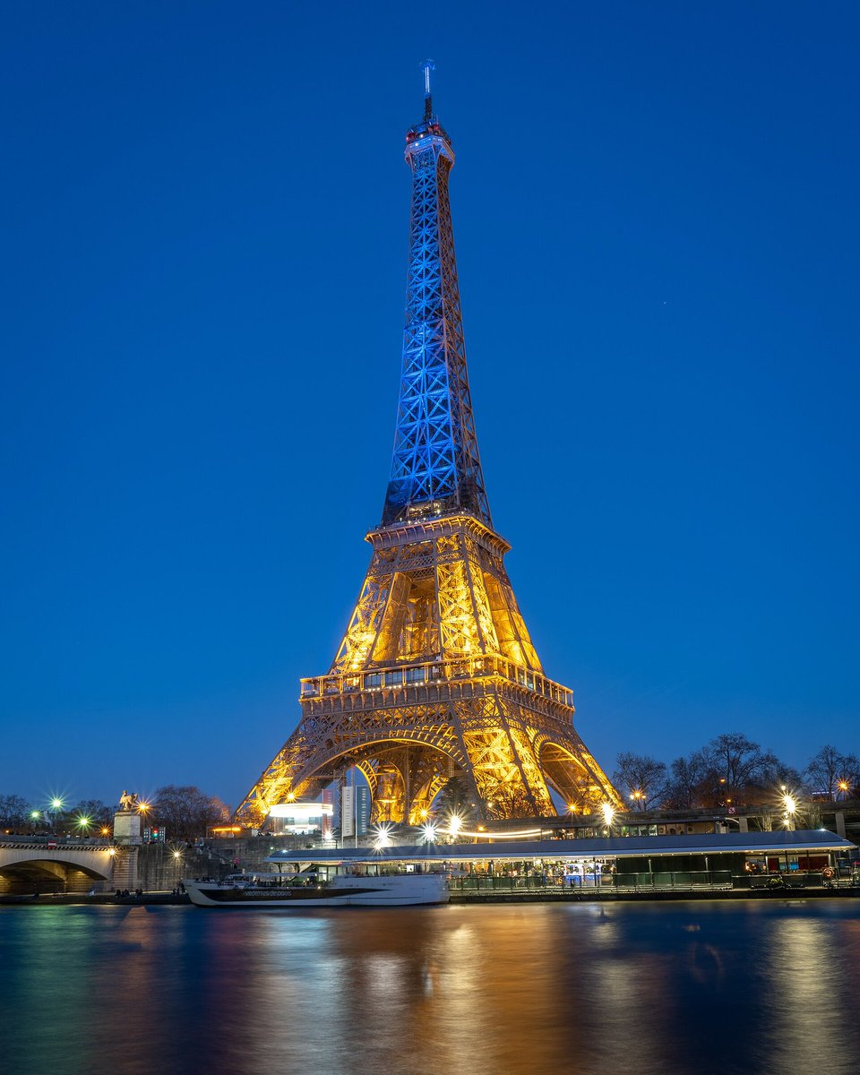 f_philippot's tweet photo. Drapeaux ukrainiens partout (ici Lille par exemple ⤵️)

Tour Eiffel illuminée aux couleurs de l’Ukraine ce soir
…

Tout ça pour « la fête de l’indépendance de l’Ukraine » aujourd’hui : en quoi ça nous intéresse ? 
Le but est de faire passer la pilule aux Français de nouveaux milliards envoyés là-bas ?…

On n’en fait pas autant pour notre propre fête nationale ! 🤦🏻‍♂️

Les dingos à l’origine de tout ça crachent toute l’année sur le drapeau français et la souveraineté française mais adulent celle de l’Ukraine. 
STOP