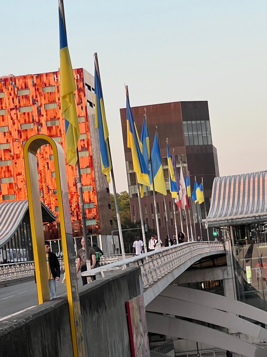 f_philippot's tweet photo. Drapeaux ukrainiens partout (ici Lille par exemple ⤵️)

Tour Eiffel illuminée aux couleurs de l’Ukraine ce soir
…

Tout ça pour « la fête de l’indépendance de l’Ukraine » aujourd’hui : en quoi ça nous intéresse ? 
Le but est de faire passer la pilule aux Français de nouveaux milliards envoyés là-bas ?…

On n’en fait pas autant pour notre propre fête nationale ! 🤦🏻‍♂️

Les dingos à l’origine de tout ça crachent toute l’année sur le drapeau français et la souveraineté française mais adulent celle de l’Ukraine. 
STOP