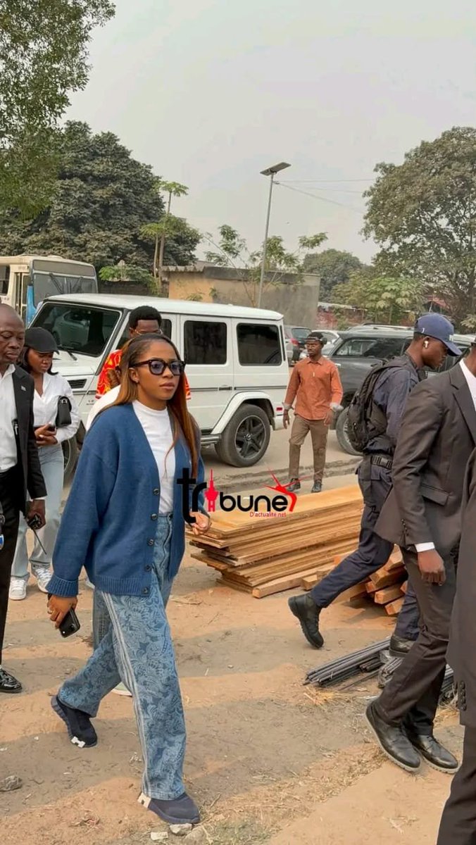 Bisoterrain1's tweet photo. La ministre de la Jeunesse, Grâce Émie Kutino, a pris part ce dimanche au terrain Lisanga, à Kinshasa, au match de football organisé par Diaspora Connect Jeunesse RDC.

Cette rencontre sportive a réuni plusieurs jeunes artistes congolais ainsi que de nombreux jeunes autour d'une même passion : le football. Plus qu'un simple match, cet événement a constitué un véritable cadre de convivialité, de rapprochement et de cohésion, démontrant que le sport demeure un puissant levier d'unité, de paix et d'engagement de la jeunesse congolaise.

Par sa présence, la ministre réaffirme son attachement aux initiatives qui favorisent le vivre-ensemble, le dialogue et l'épanouissement des jeunes. Fidèle à sa vision, Grâce Émie Kutino demeure déterminée à porter toujours plus haut la voix de la jeunesse congolaise, à défendre ses aspirations et à accompagner les initiatives qui contribuent à son développement et à son rayonnement.
@Presidence_RDC @FelixUdps @GraceKutino @Raissabulela1 @JustinParadoxe @kanku_abra4225 @rickgabrielwadi