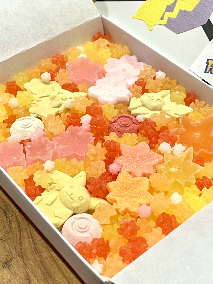uwanosora007's tweet photo. 京都に住んでる友人がくれたお菓子が雅すぎる✨✨

こんなに美味しくて綺麗で繊細で、随所に職人技を感じる干菓子を初めて食べました✨

老舗和菓子屋の京菓子って、みんなこんなに凄いのか…？？？ https://t.co/EMyg5h1dcS