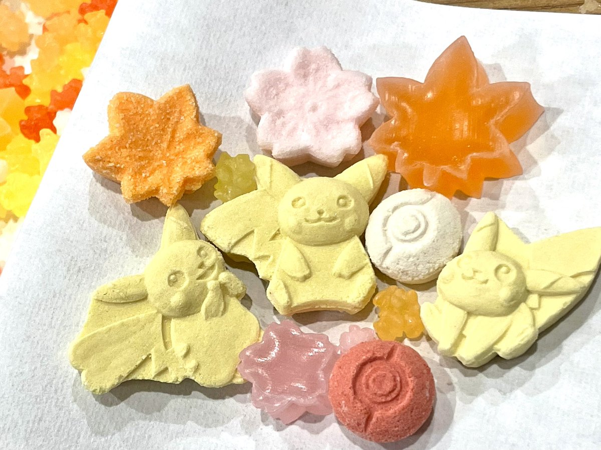 uwanosora007's tweet photo. 京都に住んでる友人がくれたお菓子が雅すぎる✨✨

こんなに美味しくて綺麗で繊細で、随所に職人技を感じる干菓子を初めて食べました✨

老舗和菓子屋の京菓子って、みんなこんなに凄いのか…？？？ https://t.co/EMyg5h1dcS