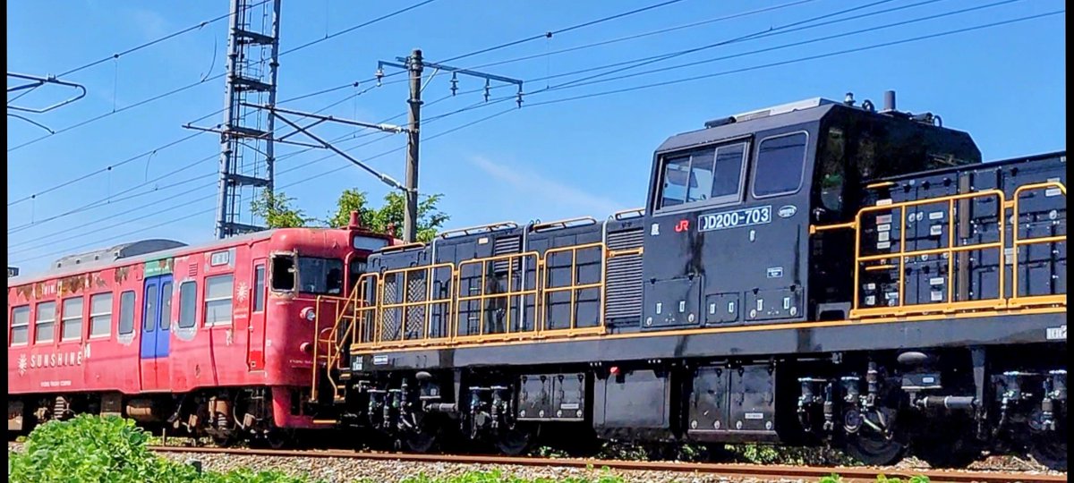 yamasan_k1's tweet photo. 日豊本線を小倉駅方面に
DD200 に牽引された🚞
713系サンシャイン宮崎が
廃車回送されてた
もうボロボロの塗装🚞
お疲れ様でした。
最後を見届けに、撮り鉄が踏み切りからずっと並んで撮ってた📷
#DD207 #713系サンシャイン宮崎 
#牽引廃車回送 #サヨウナラ https://t.co/ieyvkX3n1a