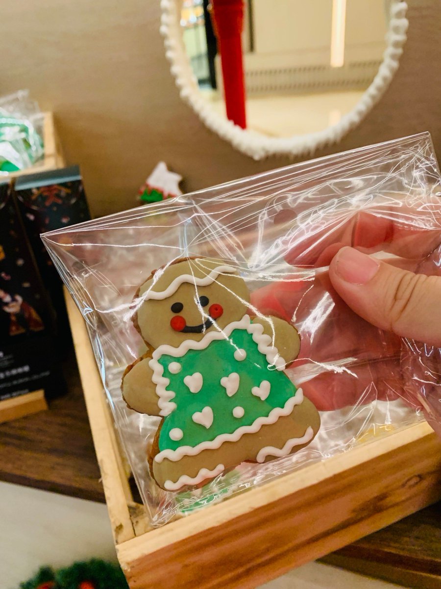 bamtawanrat's tweet photo. Hey neighbors! Shared the last of my homemade chocolate chip cookies on your porch today  If you see a crumb trail, that’s just me getting excited to connect—swing by if you want a warm one! https://t.co/WQyXo9fYcS