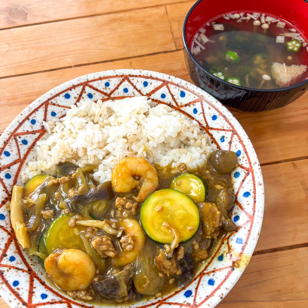 128corner's tweet photo. 今日のお昼は
エビとズッキーニのカレー🍛
オクラとワカメのスープ付きです
#おうちごはん https://t.co/uhztWYY7tu