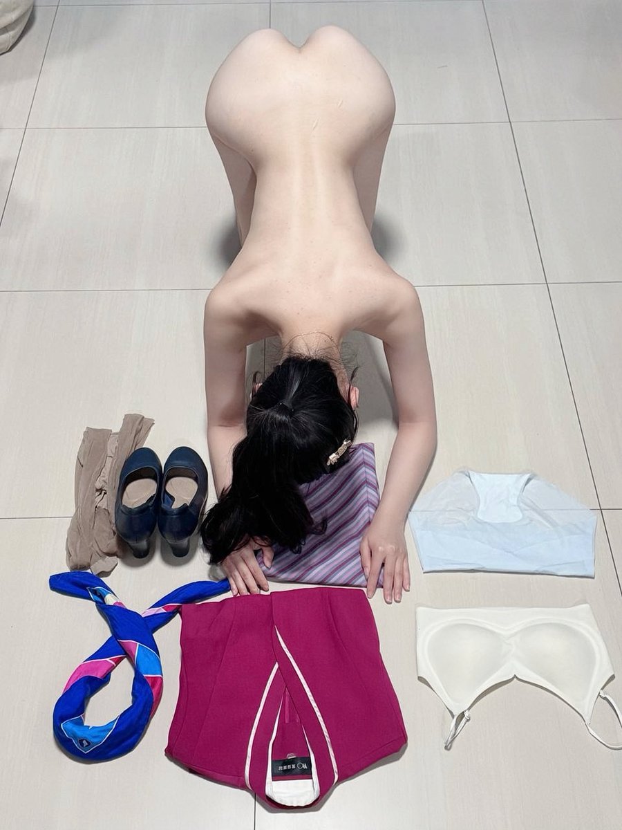 0absbl's tweet photo. 作为一个空姐，就是要做好服务业，要照顾好我的每一位顾客，这不仅仅是对乘客，也是对粉丝该有的态度～

跪在地上请示一下各位粉丝们，今天穿这样的内衣和丝袜你们觉得行不行…

行的话，给你们看完足底和小穴就准备去上班啦，不过最近很想约一次，粉丝可以私信先报名哦… https://t.co/4qOk9ANKHg