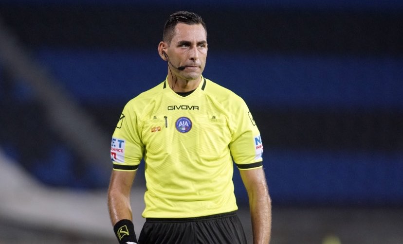KrankFessie's tweet photo. ho una storia incredibile sull’arbitro Colombo, che conferma il fatto che sia più interista di Zanetti.

un anno fa un mio amico interista fece un lieve incidente in moto con un taxi, un leggero tamponamento che lo ha fatto finire a terra. Dal taxi scende il padre di Colombo
👇 https://t.co/A5LfMAMctn