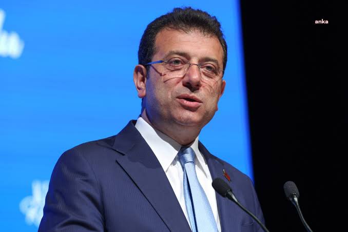 alidenizcakir's tweet photo. Ekrem İmamoğlu, Aziz İhsan Aktaş’ın savunması hakkında Cumhuriyet’e konuştu: 

“Duruşmanın son sanığı savunması boyunca adımı defalarca kullandı, hakkımda iddialar sıraladı. Benim dikkatimi ise sorulmayan bazı basit sorular çekti.

Mahkemenin sanığa sormasını bekledim: “Ekrem İmamoğlu’nu tanıyor musun? Hiç görüştünüz mü? Aranızda herhangi bir irtibat oldu mu? Bu söylediklerini hangi somut bilgiye veya belgeye dayandırıyorsun?”

Bekledim. Sorulmadı. Ne iddia makamı sordu ne de mahkeme heyeti. Bunun adı, saatlerce benim hakkımda konuşan bir insana benimle hayatında bir kez olsun görüşüp görüşmediğinin dahi sorulmadığı bir yargı rezaleti.”