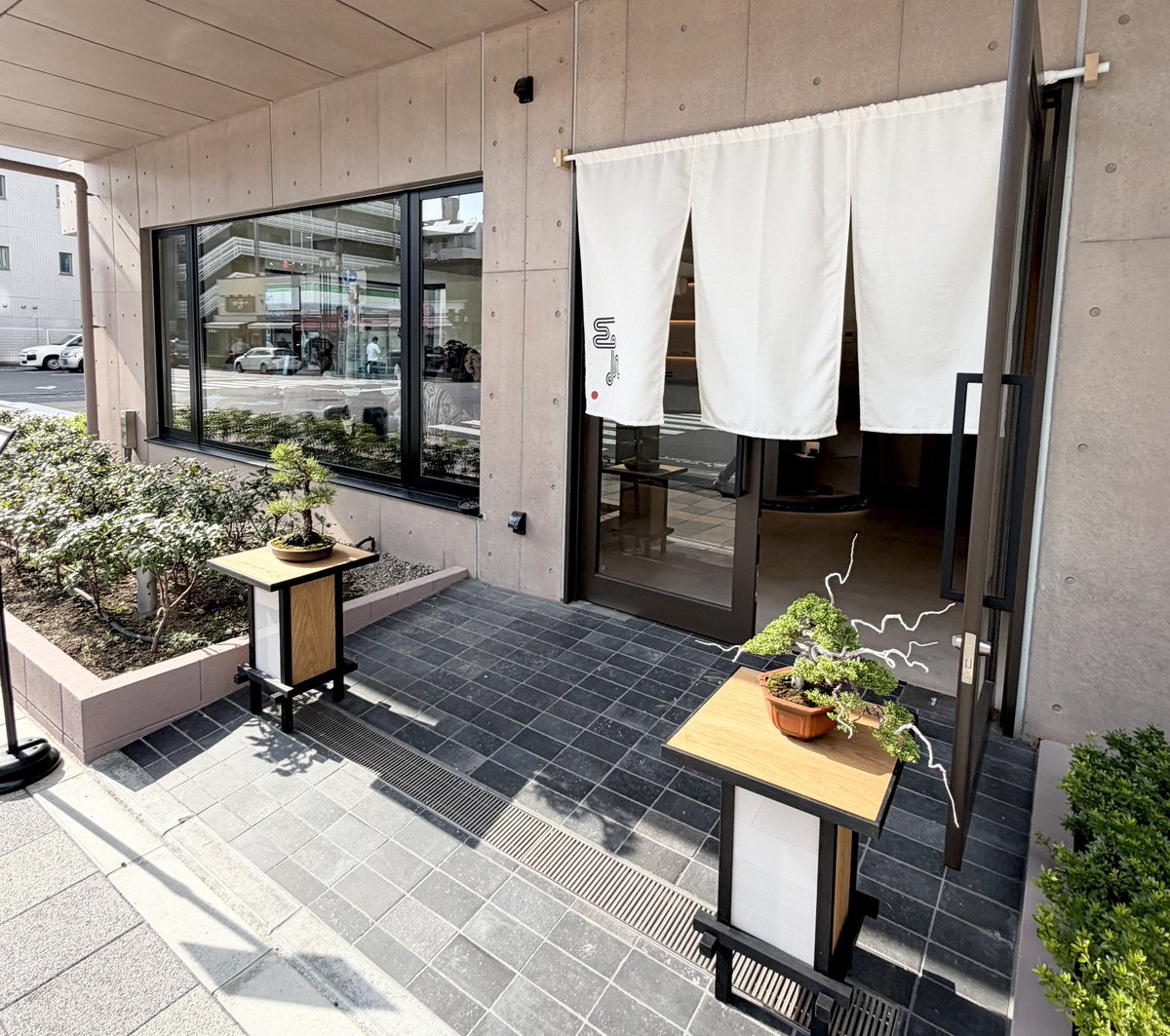 tsukarumizuna's tweet photo. 錦糸町 EN.
モダンでありつつ所々配置された盆栽とカウンターのなだらかなカーブや陰影が日本庭園を思わせるカフェ。和三盆や抹茶を使ったメニューも多い。
北斎通り沿いは駅から遠いにも関わらずSINGLE Oや雲南コーヒーのMMCなどもあるし線路の反対側にはmuteがあったりとカフェの街化が進んでいる。 https://t.co/beygoZgFnI