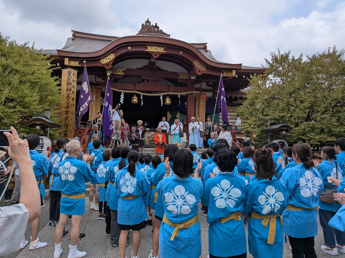 kikukawa2c's tweet photo. ✨️令和八年亀戸天神社例大祭②
2日目23日(日)は氏子神輿連合宮入。菊川二丁目からは子供神輿が宮入いたしました🏮午後からは子供神輿と山車そして中神輿も町内を巡行。外人さんも飛び入り参加！わっしょい🙌
(大祭約300枚の写真や動画は町会専用LINEグループで)

#菊川二丁目町会
#亀戸天神社 https://t.co/kfgieqn114