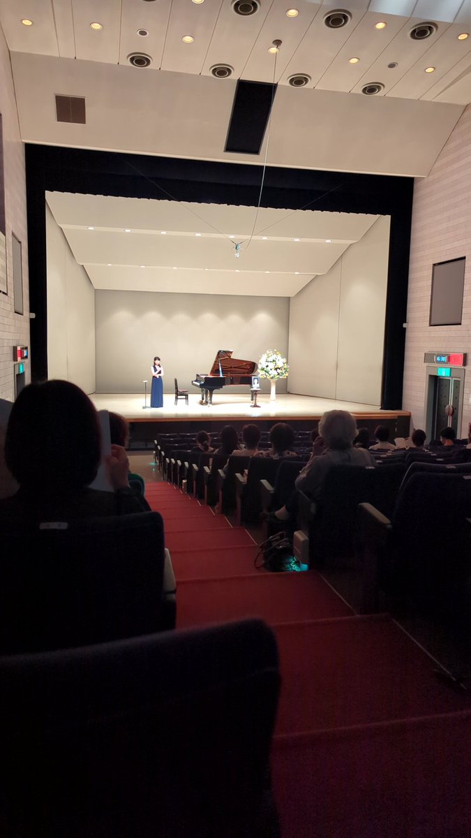 Tsucchys's tweet photo. 私のピアノの基礎を築いてくださった恩師が昨年末急逝、今日は追悼演奏会に出演なう。最初にトークを挟み、哀悼の意を込めてR.シュトラウスの「憩え、わが魂」、『4つの最後の歌』より「眠りにつくとき」を演奏。
出演者それぞれのエピソードを伺い先生の存在を改めて感じる時間。＃師匠　＃ピアノ https://t.co/r8N3jgQWNr