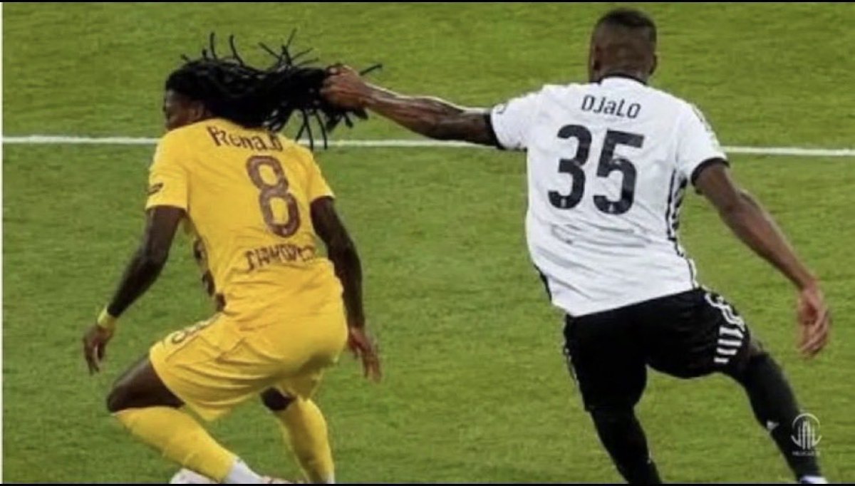 Erkanbond007's tweet photo. @AliBK66424133 @ekgedik1903 Mesela burada da Eyüp Sporlu oyuncuyu cezalandırıyor bjkli oyuncu. Saçın önümü kapıyor diye kenara attıriyor. Çekme, asılma yok https://t.co/4gfrz25AJU