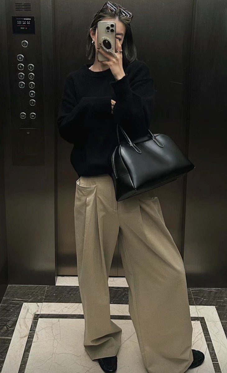 thinkabout_xxw's tweet photo. オールブラックの中に1つベージュを足すことで絶妙な抜け感ができる。少しサイズにゆとりを持たせてラフな感じに着るのがベージュの最適解。襟が大きめのコーチジャケットほしいなあ https://t.co/eUcktvFoE7