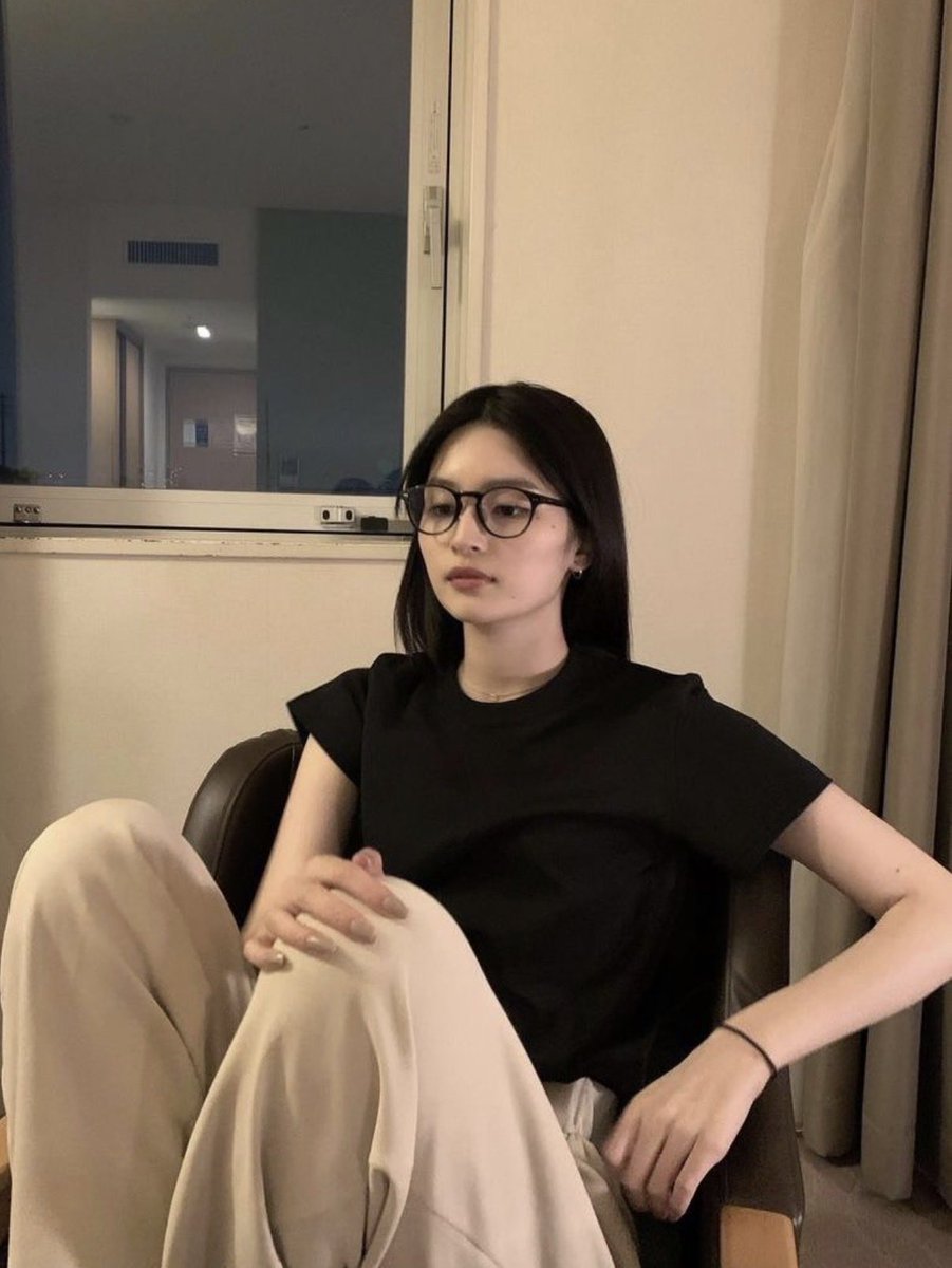 thinkabout_xxw's tweet photo. オールブラックの中に1つベージュを足すことで絶妙な抜け感ができる。少しサイズにゆとりを持たせてラフな感じに着るのがベージュの最適解。襟が大きめのコーチジャケットほしいなあ https://t.co/eUcktvFoE7