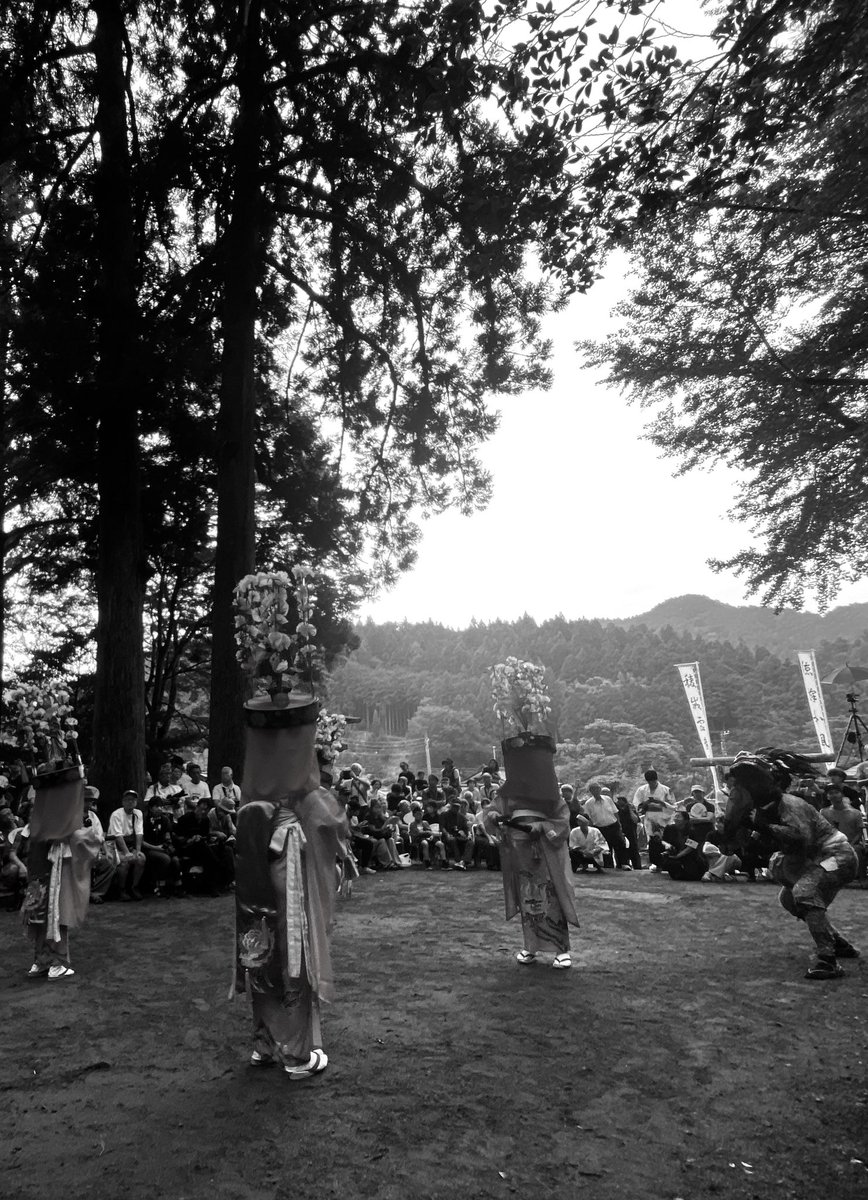 f_nakamoto's tweet photo. 【下名栗諏訪神社の獅子舞】

短時間ではありますが、今年も素晴らしい奉納の舞を見させていただきました！

舞と共に鼓舞する声と唄。
伝統芸能と後継への継承を垣間見る瞬間を共有できます！ https://t.co/Ncpu02n4WZ