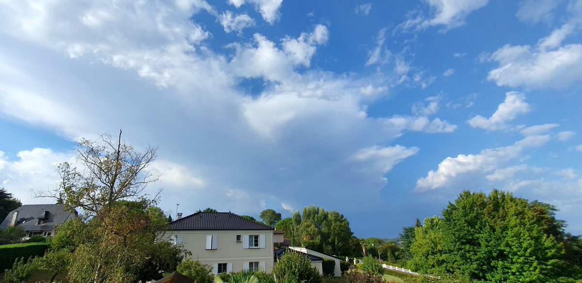 Ciel_Paysage's tweet photo. ⚡️Ambiance tropicale et orageuse dès le matin au pied des #Pyrénées avec qqs averses et coups de #tonnerre. La cocote minute est prête à exploser. Prudence dès le début d'apm avec risque de violents orages, grêle, vent et fortes pluies. #Boulin #HautesPyrénées (65) https://t.co/4lxlmjF8Vz
