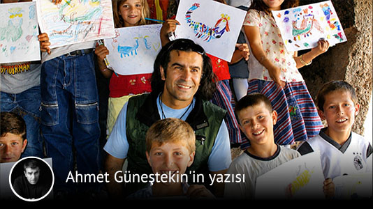 T24_com_tr's tweet photo. ✍️ Ahmet Güneştekin yazdı:

🔴 Kendi toprağında geçinemeyen, başkasının toprağında yabancı

📌 İnsan Hakları Evrensel Beyannamesi bütün insanların onur ve haklar bakımından eşit doğduğu anlayışı üzerine kuruludur. Türkiye Cumhuriyeti Anayasası da kanun önünde eşitliği güvence altına alır. Vicdan başka bir şey söylemiyor. Din başka bir şey söylemiyor. Evrensel hukuk başka bir şey söylemiyor. Anayasa başka bir şey söylemiyor. Biz neden hâlâ öğrenemiyoruz? Silahlar susarsa sonra ne olacak?
https://t.co/89h9vf29Tl

@AhmetGunestekin