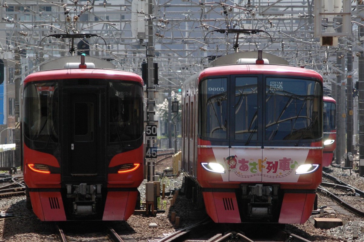sTHVYgc7Aj88633's tweet photo. 2026.8.24今日は名鉄金山〜常滑にてあさど列車の団体おこないました。金山にて送り込み見ました。9520系と3700系の系統板付きとそれぞれ並びましたね。 #名鉄 #朝ドレ #中京テレビ https://t.co/DkeqaEbsTu