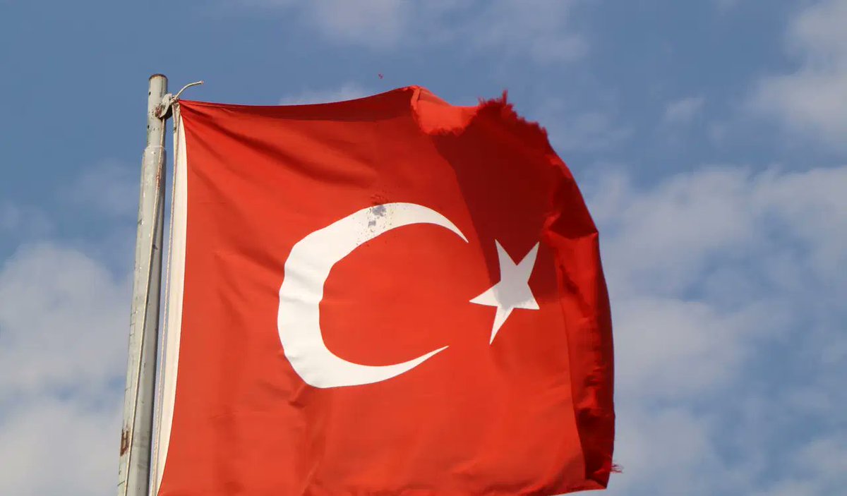 onedio's tweet photo. Burdur'da yamaç paraşütü sporcularının atlayış yaptığı Avşar Tepe'de 20 metrelik direğe asılı Türk bayrağına kimliği belirsiz kişi ya da kişiler tarafından av tüfeği ile ateş edilerek zarar verildi. https://t.co/aP0g1drZKF
