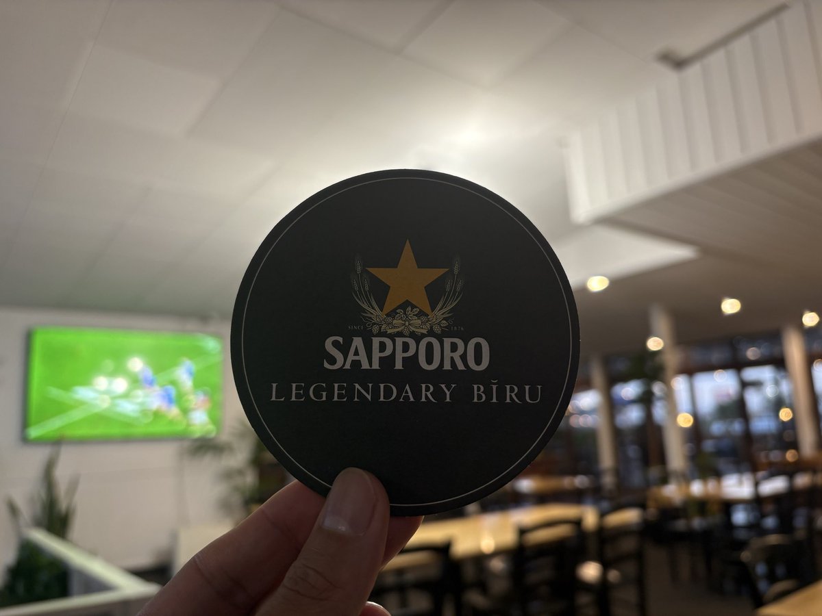 EngTeacherRyo's tweet photo. 🇳🇿でお店の人が日本人だろ？って言って渡してきたサッポロビールのコースター！

LEGENDARY BĪRU 🤣 https://t.co/i7Qv2xmgN8