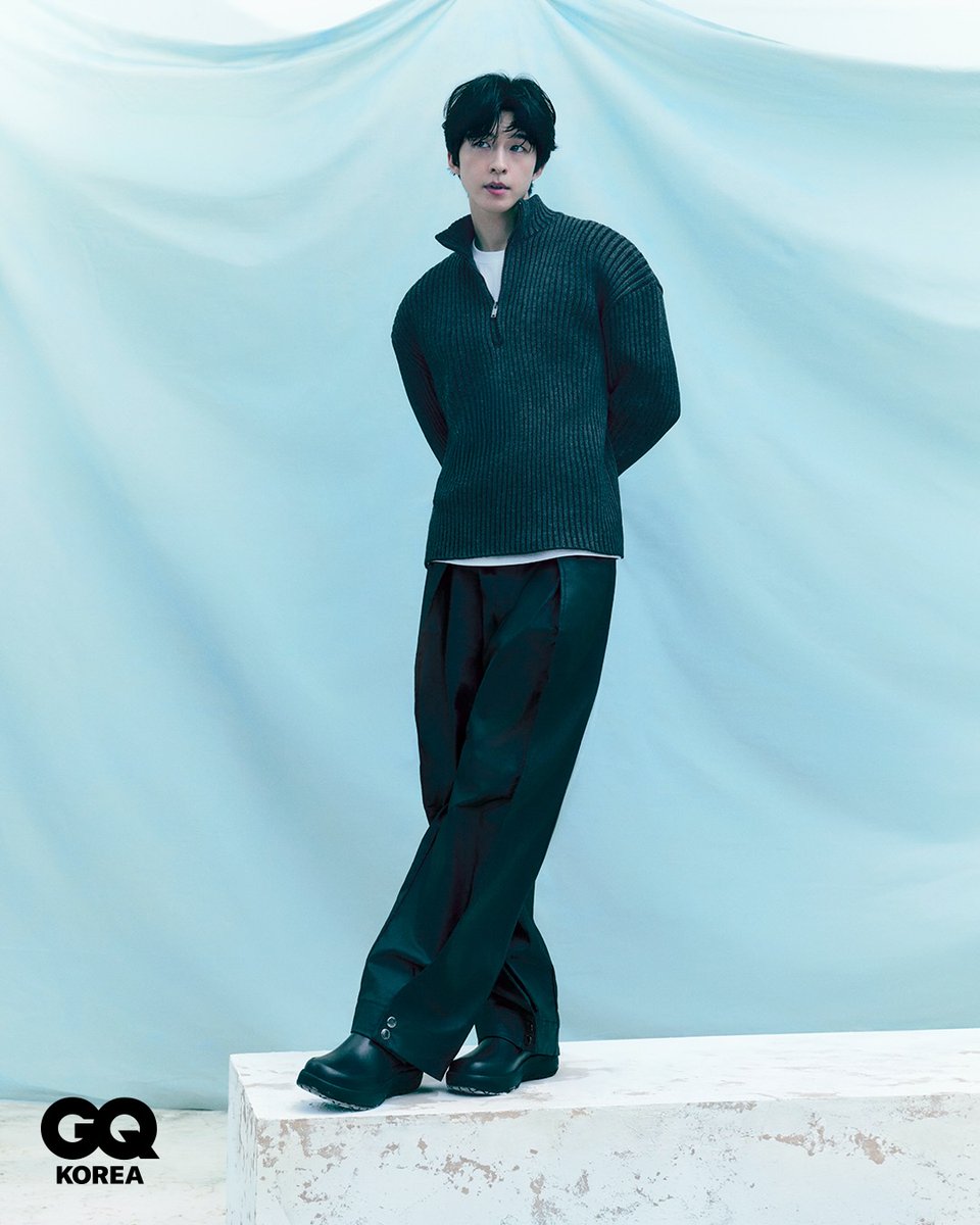 myendless_Blue's tweet photo. 260824 gq_korea 지큐 인스타그램 #홍경

BETWEEN RAINS
젖은 공기와 촉촉한 빛. 그 사이 홍경과 RAINS. 물기 어린 듯 빛나는 눈빛과 고요한 움직임, 시선이 멈추는 모든 순간마다 홍경의 차분한 분위기가 짙게 배어듭니다. 간결한 실루엣과 담백한 태도가 자연스럽게 어우러진 홍경과 RAINS의 순간을 감상해보세요.