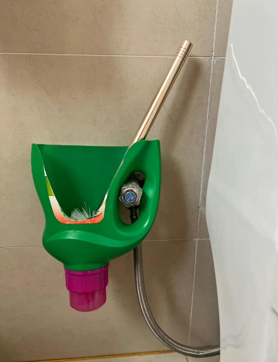 BOOSTING82's tweet photo. Transformé una botella de plástico usada en un porta-cepillos de dientes cute y funcional, adiós al desperdicio y hola al orden!， https://t.co/rE5SBfz7wa
