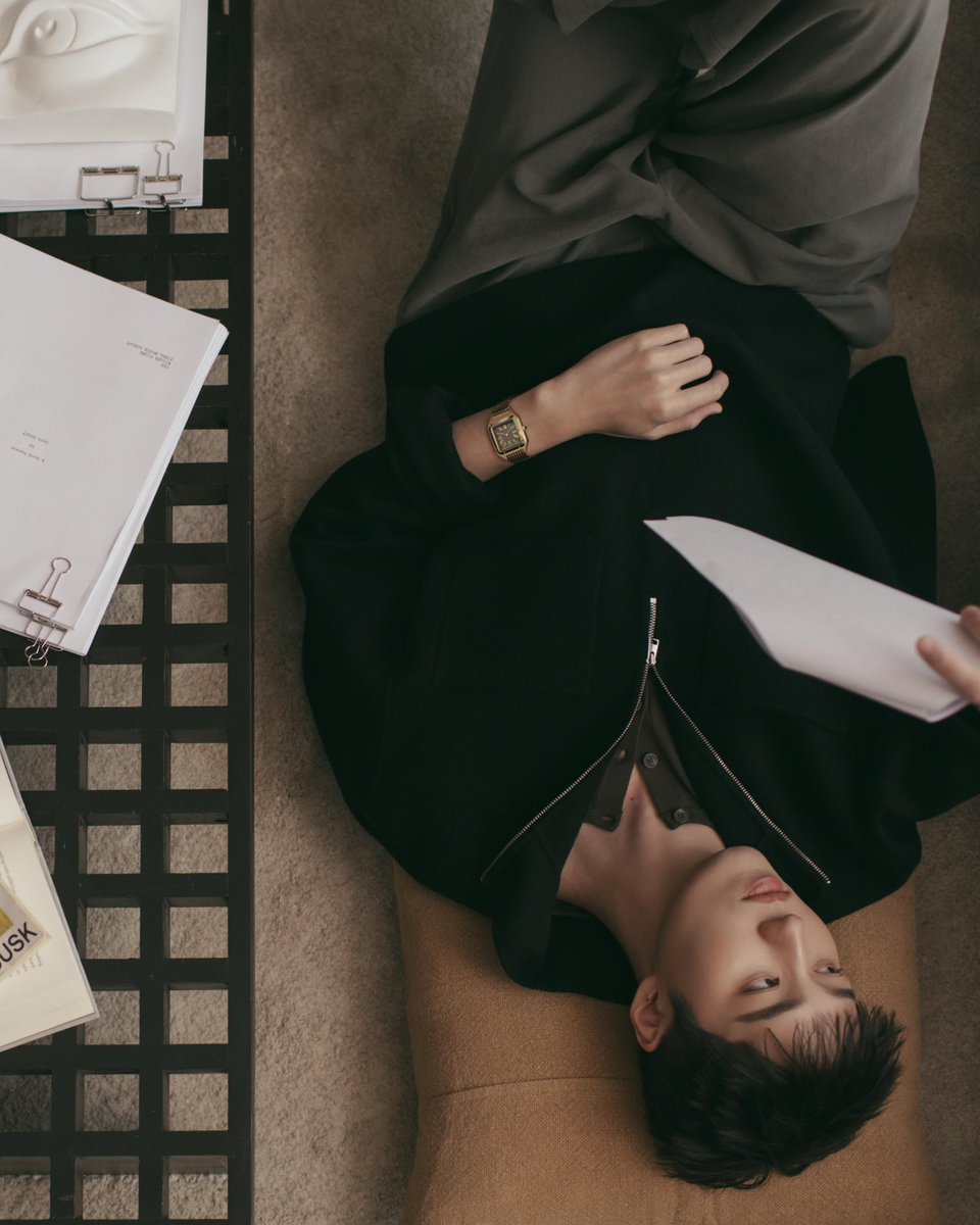 TNPLEEconnect's tweet photo. [IG Update] Script, square, and a little quiet before the next scene 🎬

#CartierWatchCommunity #SantosdeCartier
#Thanapob_lee #Tnpleeconnect https://t.co/YIAZRWKdG4
