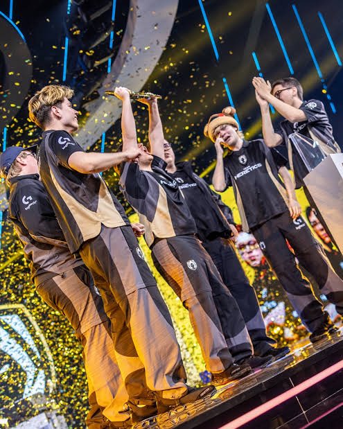 akichin_vl's tweet photo. TeamHereticsがチーム結成10周年！！
おめでとう！！

Champions seoulでDRX戦勝ったときのMinibooの涙に心を奪われてそこからどハマり

なかなか勝ちきれず2位な時期が続いていたがEWCでFNATICに対しての逆転優勝で応援してて良かったと実感させられた

 #Heretics10years  #VamosHeretics https://t.co/ZaZYu5h83V