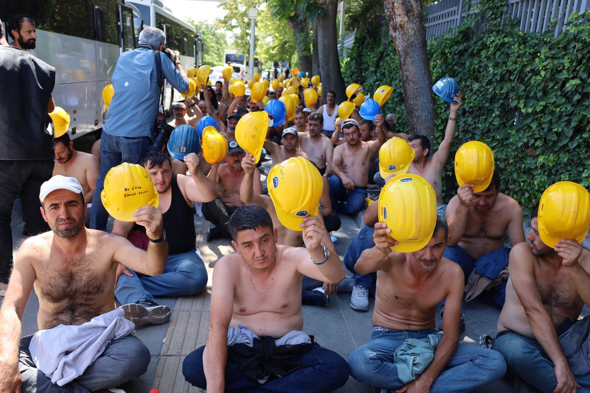 ToplumsalMht125's tweet photo. Yıldızlar SSS Holding Derebeyliği!

Madencilerin maaşını "şirket zorda" bahanesiyle ödemeyen Yıldızlar SSS Holding'in patronu Sebahattin Yıldız'ın 21 km2'yi bulan yüzlerce gayrimenkulü olduğu ortaya çıktı:

Ankara 19 milyon m2
Kütahya 739 bin 500 m2
Balıkesir 234 bin 888 m2
Afyonkarahisar 222 bin 595 m2
Tekirdağ 51 bin 955 m2
Eskişehir 30 bin 178 m2
İstanbul 17 bin 833 m2
İzmir 13 bin 668 m2
Trabzon 7 bin 589 m2

(Halk TV - Bahadır Özgür)