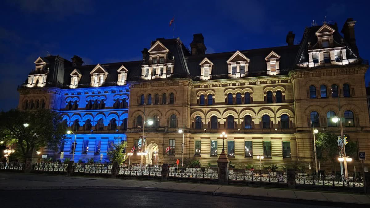 RubrykaEng's tweet photo. 💙💛On August 24, 🇺🇦 marks 35 years of independence. Ukrainians and friends of Ukraine around the world have united to mark the day. In 🇨🇦, Parliament and the Prime Minister’s Office were illuminated in blue and yellow👇🏻
https://t.co/bAhlSn0P4c

📷Embassy of Ukraine in Canada https://t.co/yZnUSGp3xY