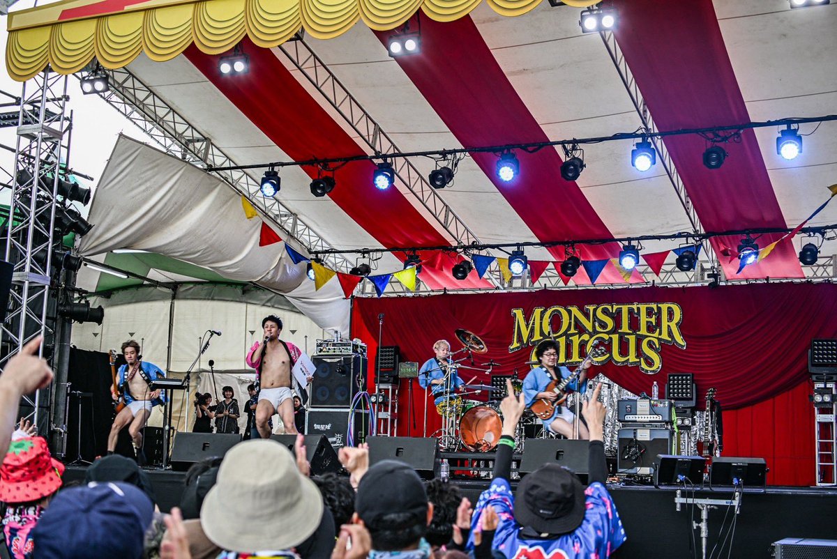 masayuki_web's tweet photo. MONSTER baSH 2026、今年もありがとうございました！ホルモンのダイスケはんのお母様、みつえさんをゲストに迎えてお届け。早朝(夜中？)から支度して集まってくれた皆さまのおかげで初っ端から最高潮。四国が誇る信頼できるフェス。この先もずっと更新していく！
#モンバス #モンバス2026
📸@k_akn35 https://t.co/LNTPpbV0FT