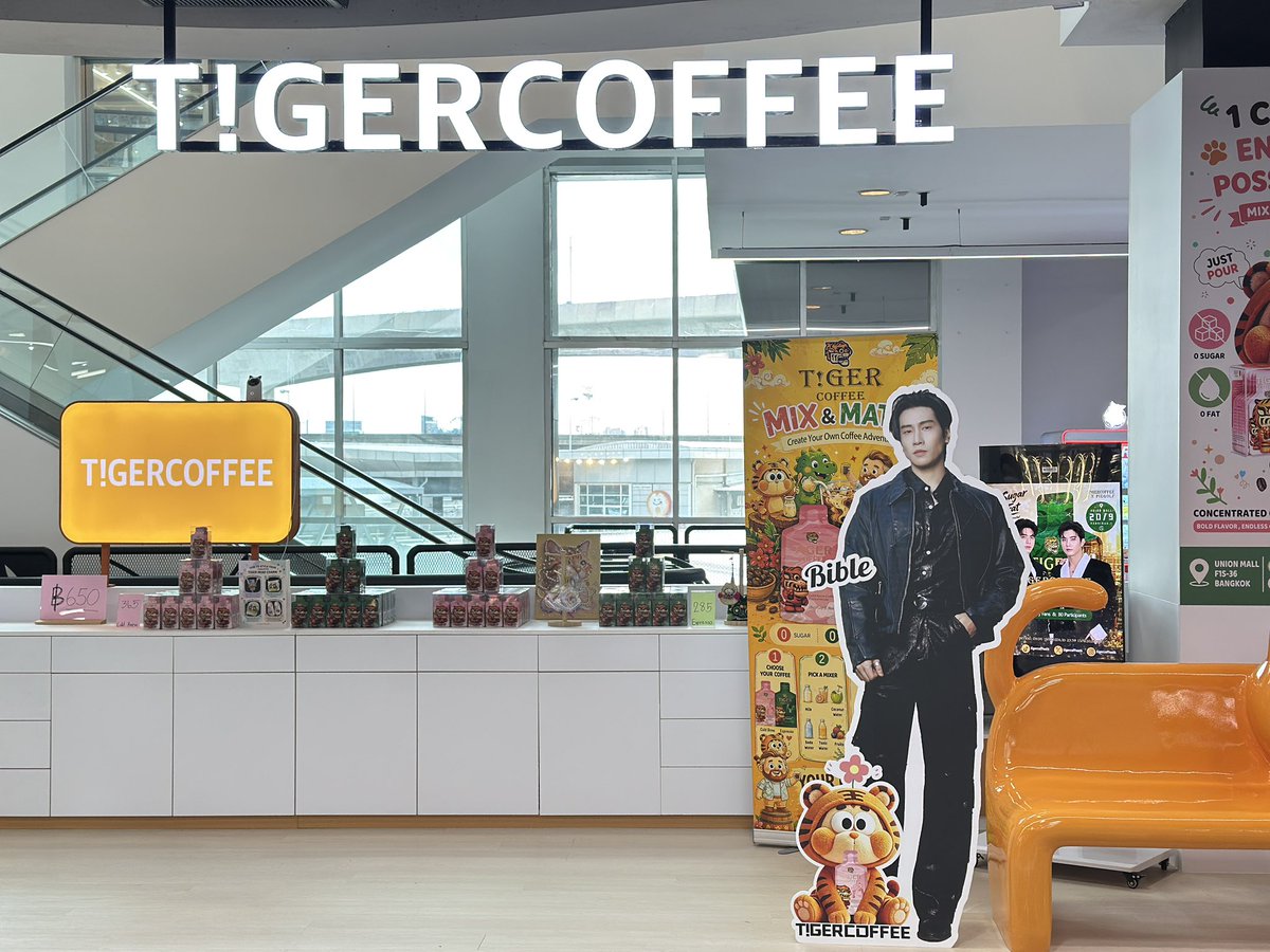 sopaang's tweet photo. Passing by | หน้าร้านขอชิมได้นะคะ ส่วนตัวนี่ว่า Cold brew (สีชมพู) กินง่ายกว่าสีเขียว : )

#TIGERCOFFEExBible
#bsumone | #BibleWichapas ☕️🐯 https://t.co/wq2FvrYS2O