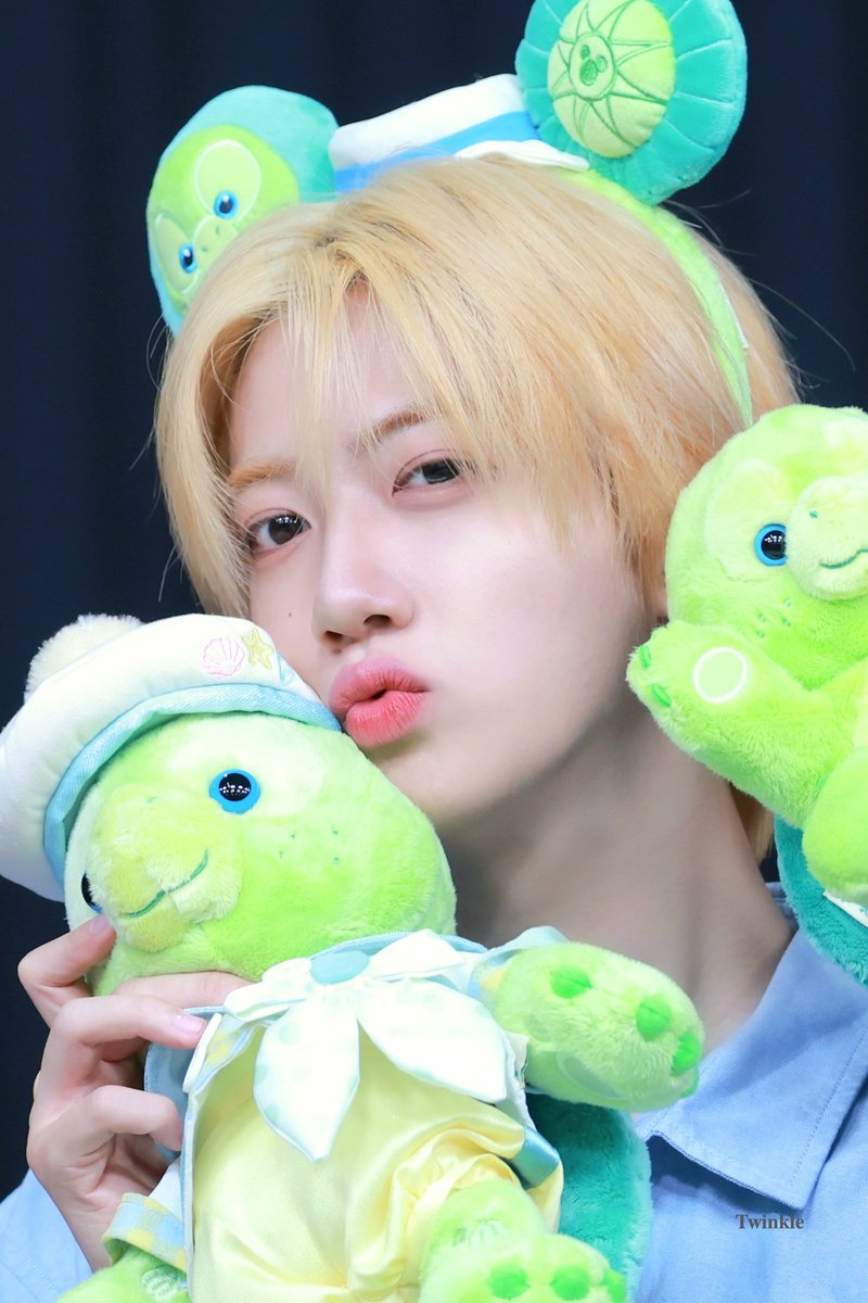 TwinkleHWJ's tweet photo. 260815  올루멜과 디즈니 왕자 🐢💚

#원진 #크래비티 https://t.co/QIe2QsOU8d