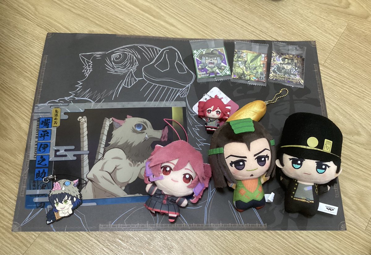 JishouArtist's tweet photo. 駿河屋&amp;ゲーセン探訪での収穫
(何気に嬉しいのは3枚しか買わなかったウエハースから承太郎が出たこと) https://t.co/bhZBfLjorB