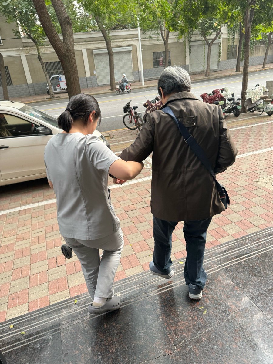 CazanovaShihab's tweet photo. Just helped a neighbor carry their groceries up the stairs—small kindness, big smile all around. ， https://t.co/9bXfyj7Vnb