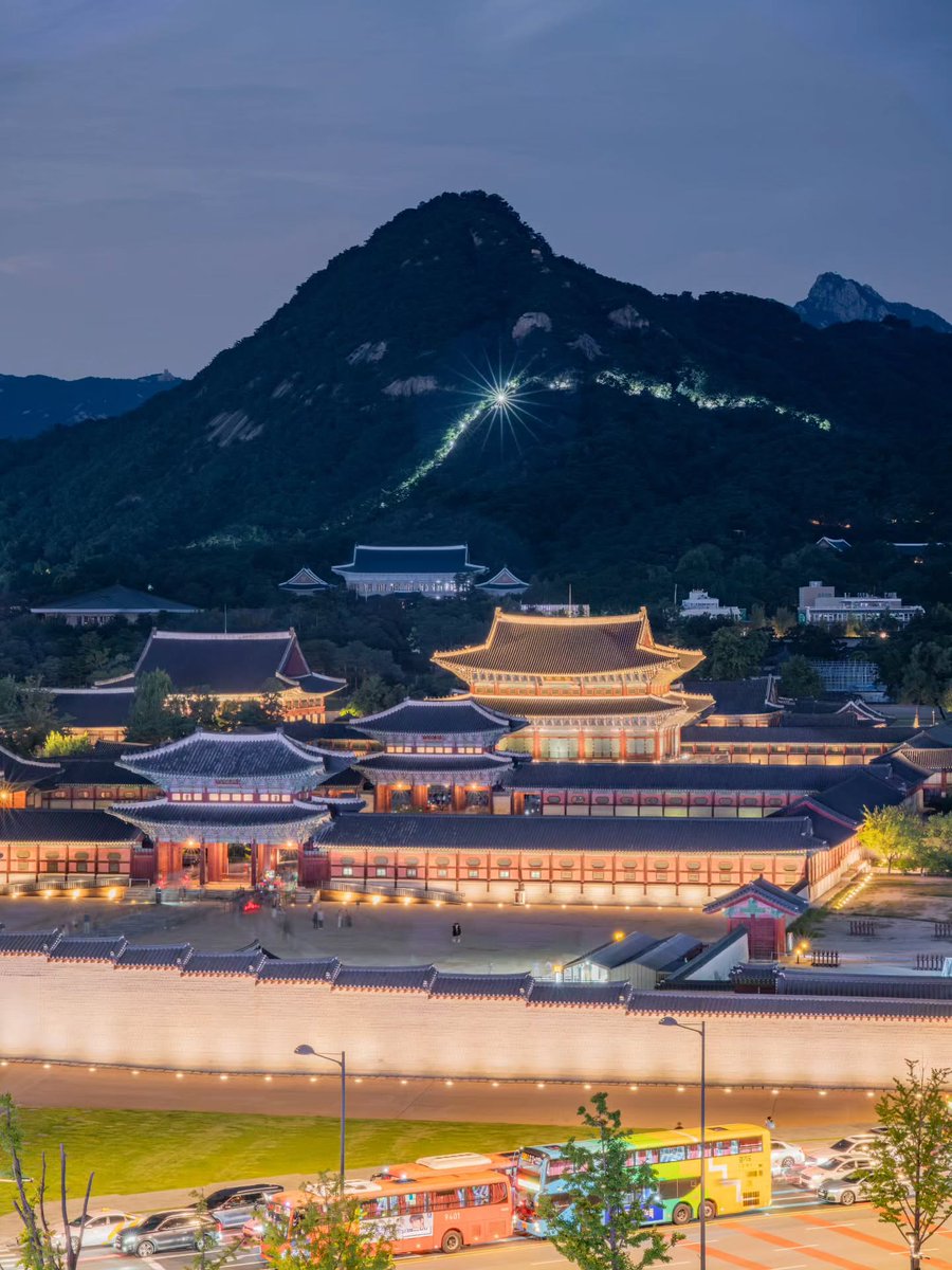 Kor_Visitkorea's tweet photo. 26일부터 경복궁 야간관람 선착순 예매 시-작! 🖤✨ https://t.co/q2q2SbzozL