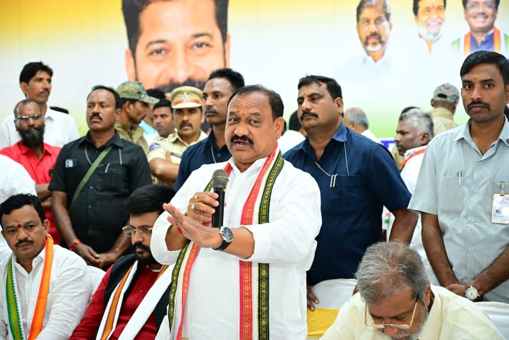 Congress4TS's tweet photo. ఉమ్మడి మెదక్ పీఏసీ సమావేశం

డీసీసీ అధ్యక్షులు ఆంజనేయులు గౌడ్ అధ్యక్షతన  మెదక్ పీఏసీ  సమావేశానికి టీపీసీసీ అధ్యక్షులు, ఎమ్మెల్సీ మహేష్ కుమార్ గౌడ్, రాష్ట్ర మంత్రులు దామోదర్ రాజనర్సింహ, టీపీసీసీ వర్కింగ్ ప్రెసిడెంట్ జగ్గారెడ్డి,ఎమ్మెల్యే మైనంపల్లి రోహిత్, డీసీసీ అధ్యక్షులు పూజల హరికృష్ణ, మాజీ మంత్రి చంద్రశేఖర్ రావు తదితరులు హాజరయ్యారు.

సమావేశంలో కాంగ్రెస్ పార్టీకి చెందిన పలువురు ప్రజాప్రతినిధులు, ముఖ్య నాయకులు, కార్యకర్తలు పాల్గొన్నారు.

టీపీసీసీ చీఫ్ స్క్రోలింగ్ పాయింట్స్

* కార్యకర్తల ఆవేదన అర్థం చేసుకుంటాము

* మెదక్ కాంగ్రెస్ ఖిల్లాగా మారుతుంది సందేహం లేదు

* అర్హత కలిగిన ప్రతి పేదవాడి ఓటు కాపాడటం కోసం సర్ ప్రక్రియ తీక్షణంగా పని చేశాం

* 2002 కండిషన్ పేరుతో ఓటు హక్కును తొలగించే ప్రయత్నం జరుగుతుంది

* నోటీసులు వచ్చిన ప్రతి ఒక్కరు వివరాలు అందజేసి ఓటును కాపాడుకోవాలి

*  కష్టపడ్డ కార్యకర్తలకు సొసైటీ లో పదవులు

*   పాతవారికి పదవుల్లో ప్రాధాన్యత

* పార్టీని నమ్ముకున్న పాతవారికి 70 శాతంకి పైగా పదవులు 

* మార్కెట్, సొసైటీ, టెంపుల్, లైబ్రరీ పదవుల్లో పాతవారికి ( సీనియర్ నాయకులకు)మొదటి ప్రాధాన్యత 

* దేశం ఆశ్చర్యపోయేలా అభివృధి, సంక్షేమం

* రఘునందన్ ని సూటిగా అడుగుతున్న?

* కేంద్రంలోని బీజేపీ ప్రభుత్వం ఎన్ని ఉద్యోగాలు ఇచ్చింది?

* ఉద్యోగాల ఇచ్చుడేమో కానీ! ఉన్న ఉద్యోగాలు ఉడగొట్టే పరిస్థితి

* జెన్ జీ ఉద్యమం మోడీకి చెంపపెట్టు

* మతం కులం పేరిట రాజకీయాలను ప్రజలు నమ్మే స్థితిలో లేరు

* ఉద్యోగాలు ఎక్కడా అని యువత ప్రశ్నిస్తోంది

* ఎన్నికలు ఎప్పుడూ వచ్చిన మోదీ ఇంటికే

* సిఎం రేవంత్ నేతృత్వంలో 100 సీట్లతో అధికారంలోకి వస్తాం

* న్యాయంగా అర్హత కలిగిన ప్రతీ పేదవాడికి ఇళ్లు ఇస్తున్నాం

* తెలంగాణలో ఏ ఒక్క నిరుపేద కూడా ఇల్లు లేకుండా ఉండకూడదు.

* సోషల్ మీడియా లో అసత్యాలు ప్రచారమే పనిగా పెట్టుకున్నారు

* కత్తి పట్టుకున్నాడు కత్తి పోటుకు పోయినట్లు ..సోషల్ మీడియాను నమ్ముకున్న కేటీఆర్ అదే గాల్లో కొట్టుకుపోతాడు

* పేదవాడికి చేరువలో వైద్యం కల్పిస్తున్నాం

*  కాంగ్రెస్ పార్టీ లో స్వేచ్�� ఎక్కువ

* దళితుడిని అర్ధరాత్రి డిప్యూటీ సీఎం పదవి నుంచి తొలగించిన చరిత్ర బిఆర్ఎస్ ది 

* బీజేపీ లో మోదీ అమిత్ షా ను ఎదిరించి మాట్లాడే దమ్ముందా?

* హద్దులు దాటి మాట్లాడితే పార్టీ ఉపేక్షించేది లేదు

* కాంగ్రెస్ ప్రజాపాలన ప్రభుత్వం పట్ల ప్రజలు సంతోషంగా ఉన్నారు

• @Bmaheshgoud6666