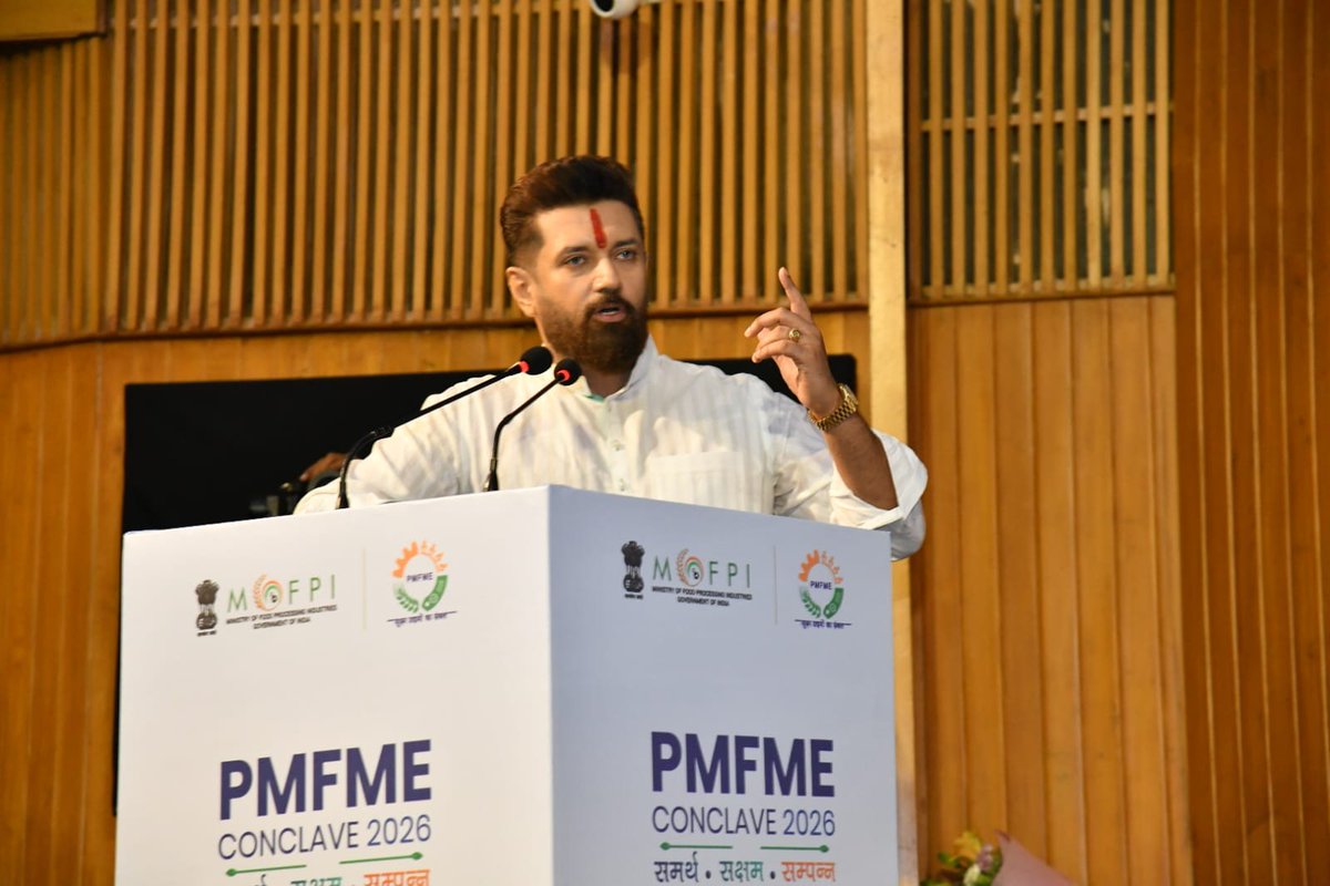 iChiragPaswan's tweet photo. आज #PMFMEConclave2026 के उद्घाटन सत्र को संबोधित किया।

माननीय प्रधानमंत्री श्री @narendramodi जी ने विकसित भारत की यात्रा में कृषि और खाद्य प्रसंस्करण को विशेष स्थान दिया है। इस संकल्प को आगे बढ़ाने की सबसे बड़ी ताकत हमारे छोटे और सूक्ष्म उद्यमी हैं, जो स्थानीय उपज में मूल्य जोड़ते हैं, रोजगार पैदा करते हैं और अपने जिलों की पहचान को बाजार तक पहुंचाते हैं।

#PMFME के माध्यम से हमारा प्रयास है कि ऐसे उद्यमियों को वित्त, तकनीक, गुणवत्ता, पैकेजिंग और बाजार का वह सहयोग मिले, जिससे वे छोटे कारोबार से मजबूत ब्रांड बनने की यात्रा तय कर सकें।

यही है स्वाद से समृद्धि की सोच।

#SwadSeSamriddhi